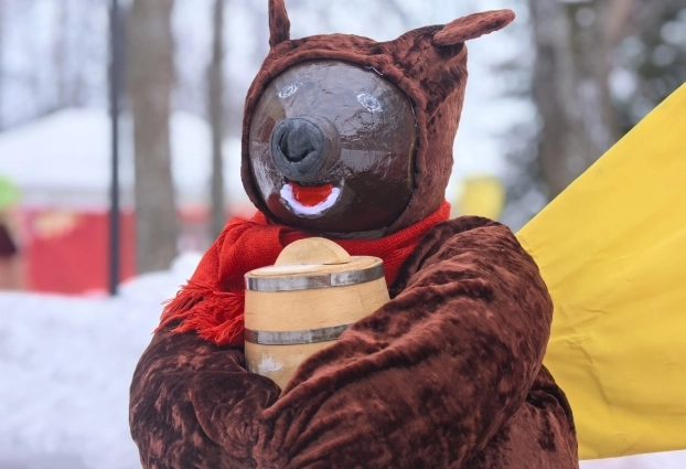 Даже мишка стал образом Масленицы. Символ области!