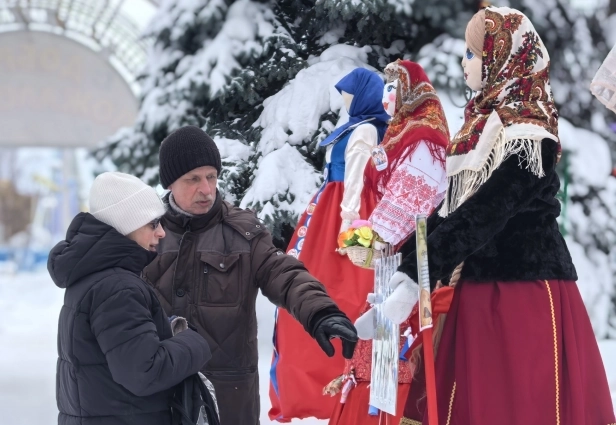 Поглядеть на необычную выставку пришли первые зрители.