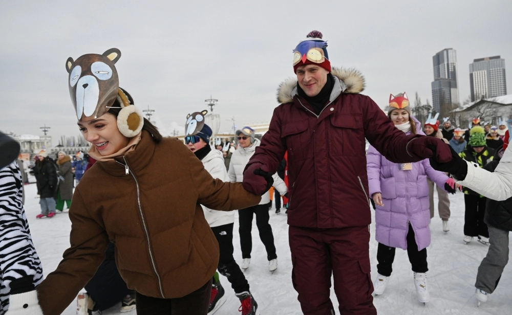 Фигуристка Евгения Медведева (слева) и фигурист Александр Энберт (в центре) во время программы