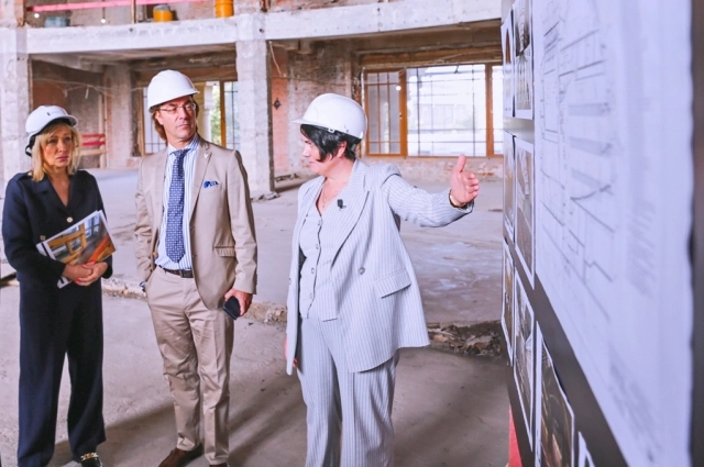 Фабио Мастранджело и Юлия Стрижак инспектируют реконструкцию Концертного зала Музыкального театра имени Ф.И. Шаляпина на Английской набережной.