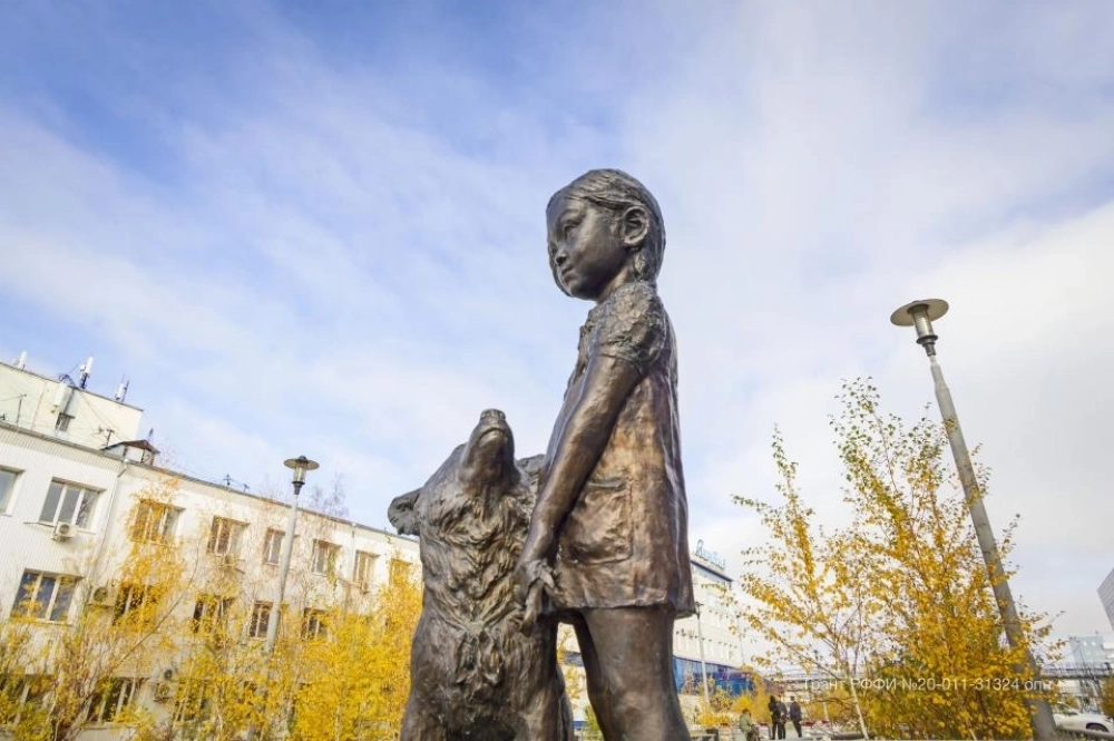 Памятник «Девочка с собакой», установленный в Якутске, увековечил историю спасения Карины Чикитовой и собаки Найды.