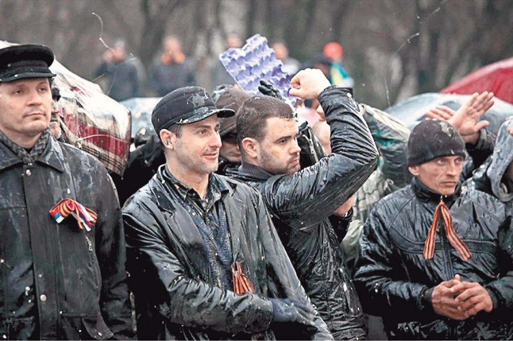 Снимок запорожского фотографа Максима Щербины «300 запорожцев, не покорившихся фашистам» известен на весь мир. В 2014 году он был опубликован в мировых СМИ, показав правду о событиях, происходивших на юго-востоке Украины. Артём Шарлай на фото крайний слева.