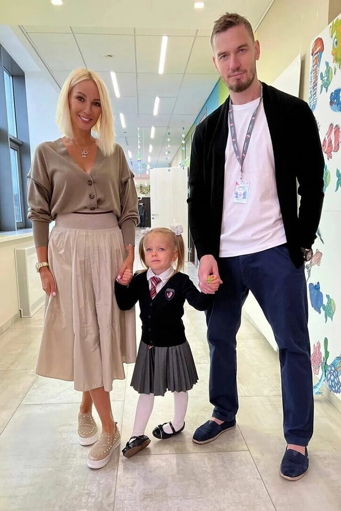 Лера Кудрявцева с мужем Игорем Макаровым и дочерью.