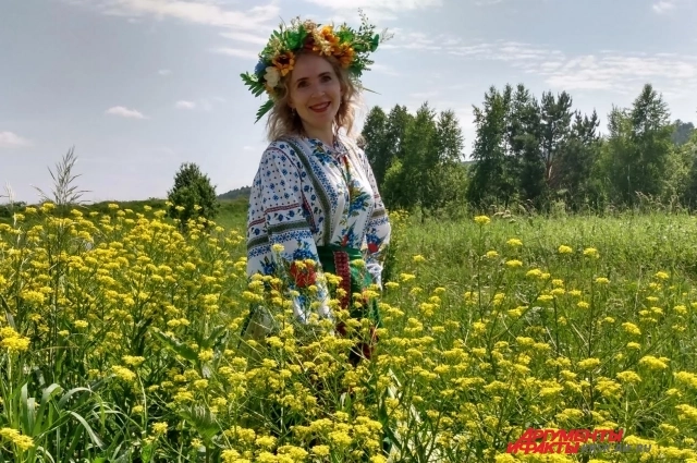 Главным украшением станет рукотворный венок из свежих трав.