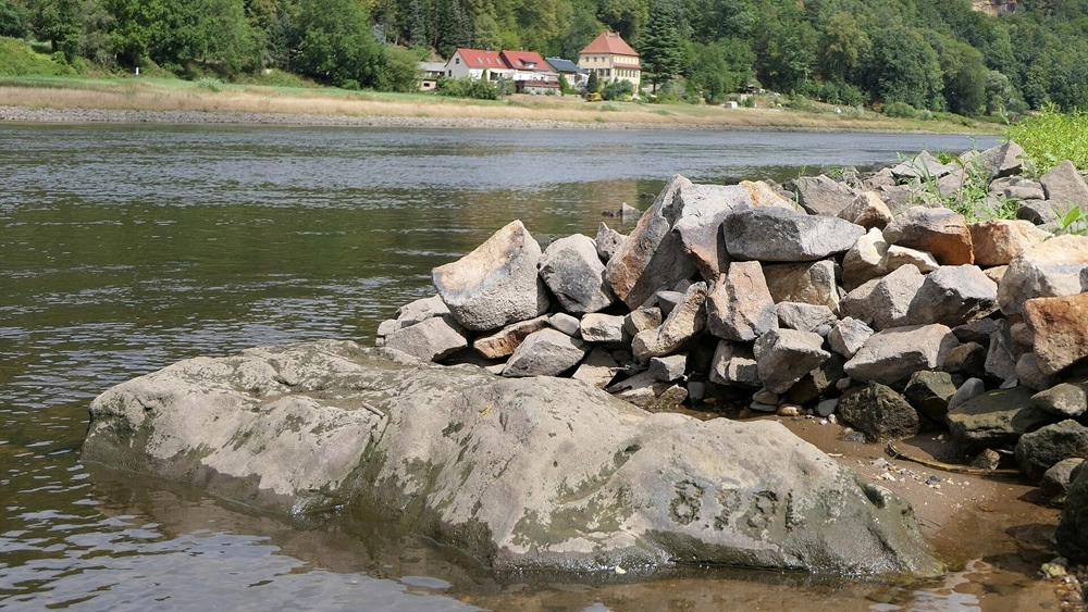 Один из самых известных и крупных «голодных камней» в Германии находится в районе Оберпоста (район города Пирна) на реке Эльба. 