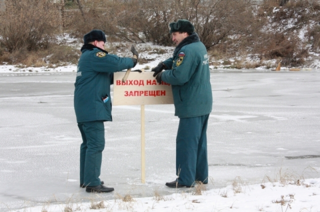 Тем, кому прогуляться по льду невтерпёж, спасатели советуют хотя бы обращать внимание на толщину льда. 