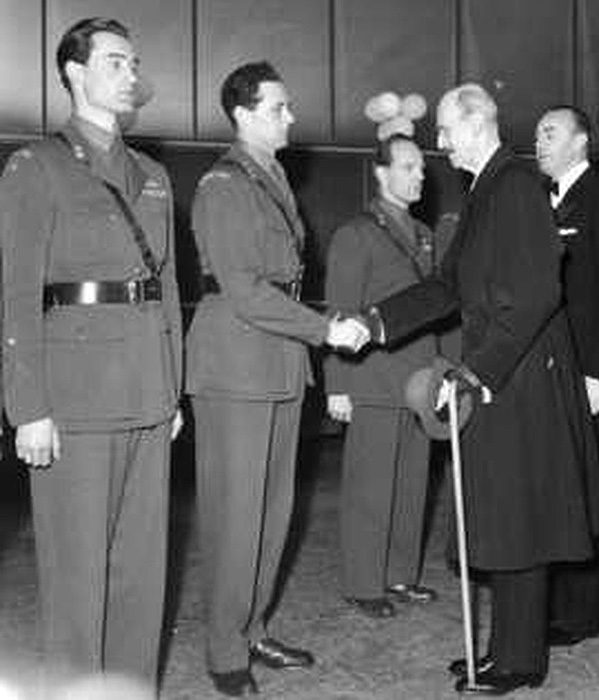 Иоахим Рённеберг (слева) при получении награды от норвежского короля Хокона VII, 1948 г.