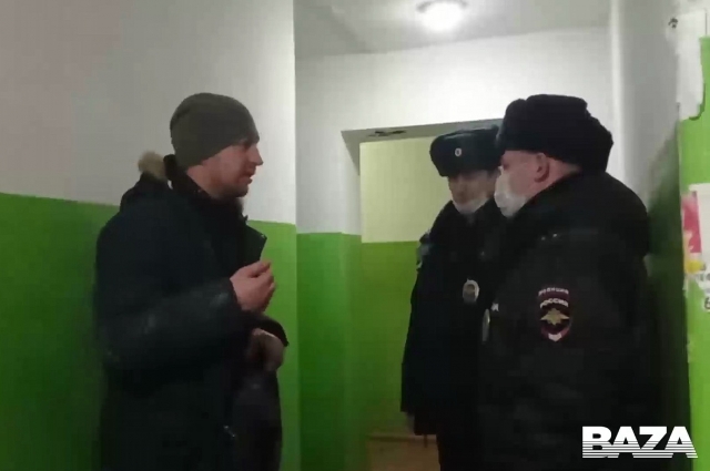 Житель Кирово-Чепецка объясняется с полицейскими.