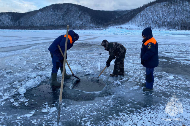 На льду Байкала следует соблюдать повышенную осторожность.