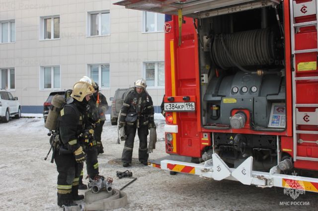 Екатеринбургские спасатели учились спасать пациентов областной больницы