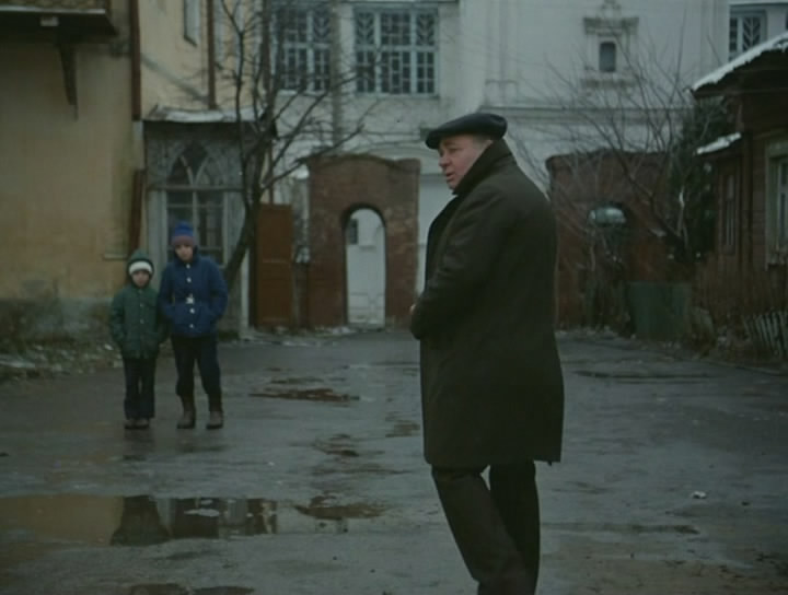 Актер Евгений Леонов на улице Баумана в Калуге. Из фильма «Слезы капали».