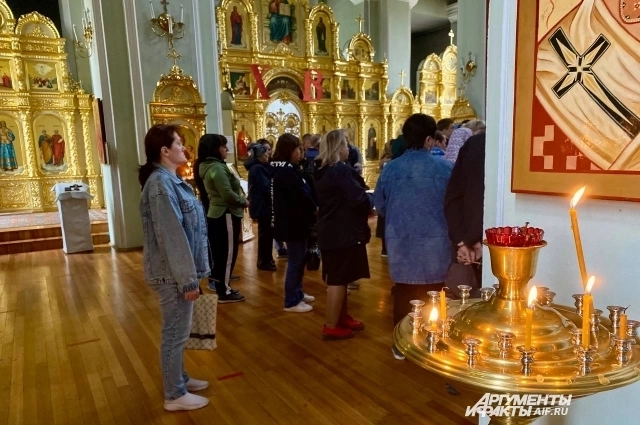 У храма Сергия Радонежского собралось много народу. 