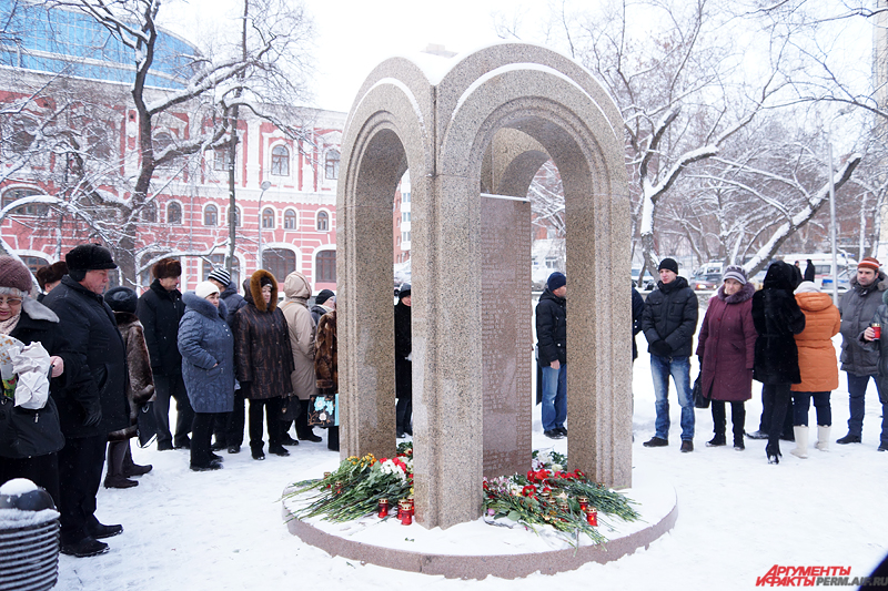 В годовщину трагедии, в полдень 5 декабря, проходит традиционный молебен