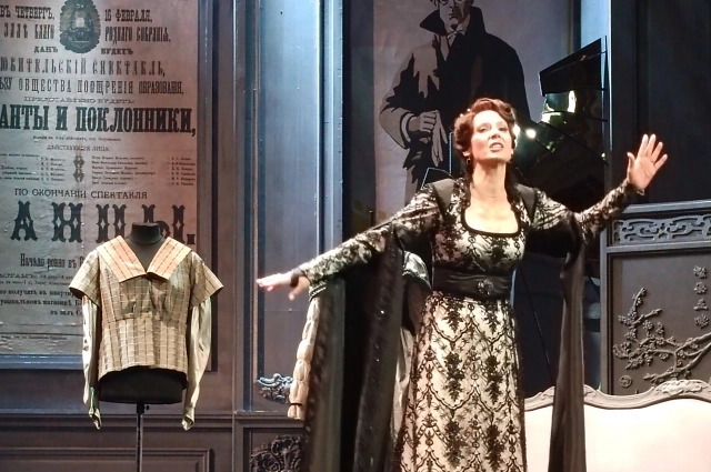 Лидия Вележева в роли известной провинциальной актрисы Елены Кручининой в сцене из спектакля 