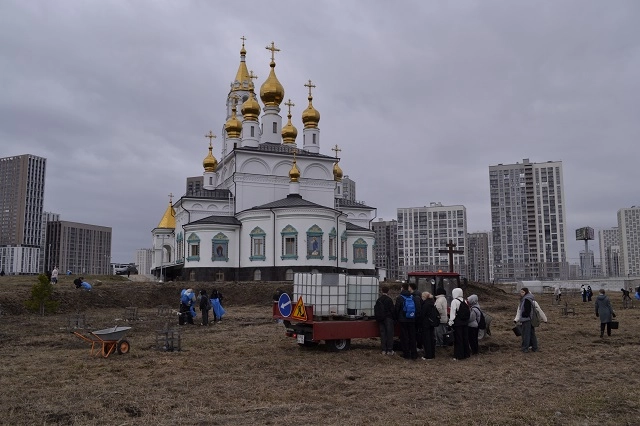 В Преображенском парке Академического района прошёл массовый субботник