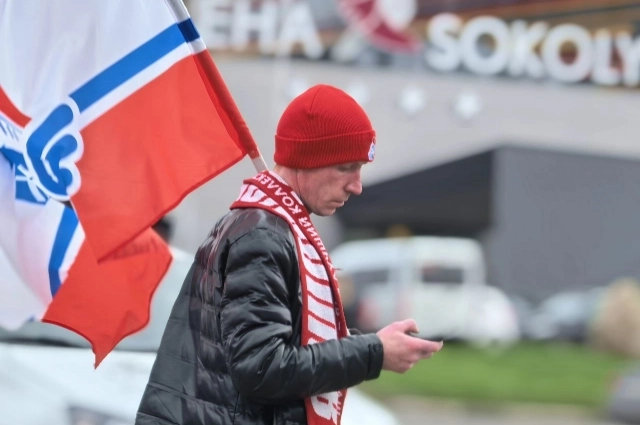 Болельщики начали съезжаться к ледовой арене к 18 часам. 