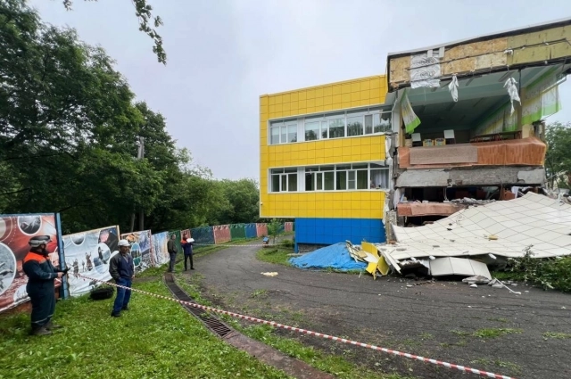 На Камчатке из-за землетрясения в детском садике рухнула стена.