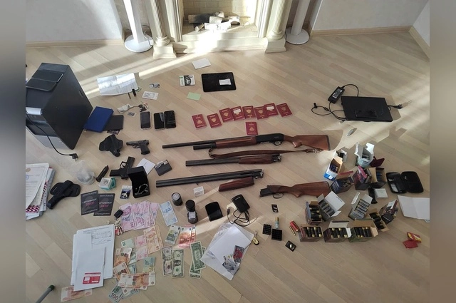 В квартире чиновника нашли арсенал оружия и немалое количество денег.