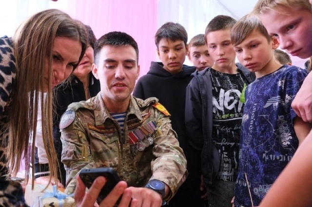 Дим регулярно встречается со школьниками.