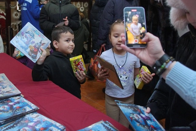 По завершении представления каждый юный зритель получил памятный подарок.