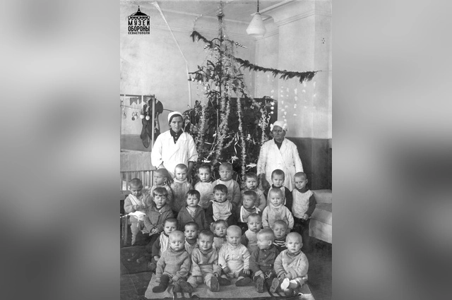 Севастопольские малыши из подземного детсада под праздничной елкой.