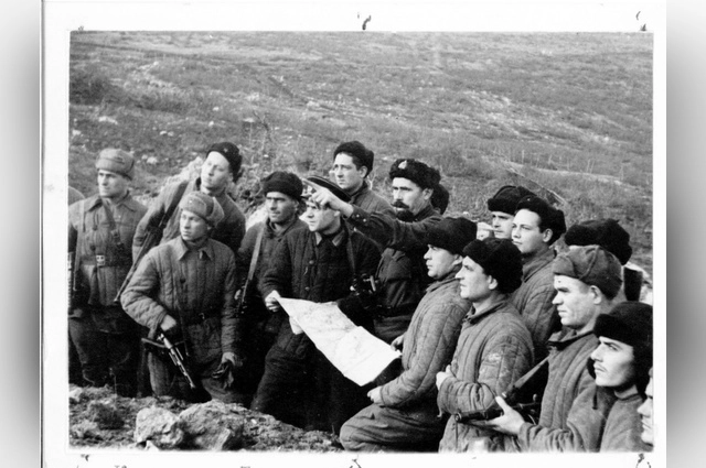 Командир 8-й бригады морской пехоты Павел Горпищенко со своими бойцами. Севастополь, 1941 г.