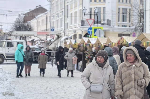 Прикупить себе сувениры из Ярославля туристы могли на каждом шагу.