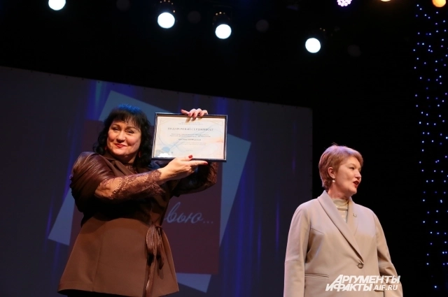 Подарки и памятные адреса были вручены и театру, и актёрам.