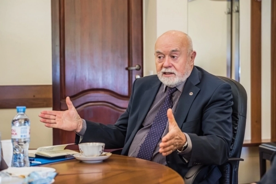 В россии огромные запасы полезных ископаемых.