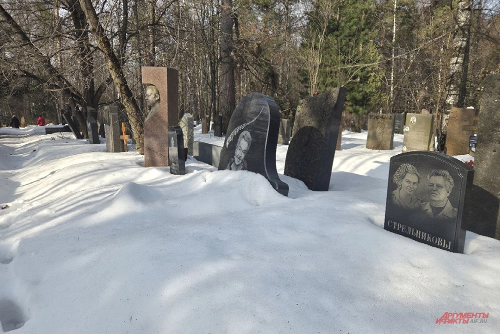 Нельзя ходить на кладбище.