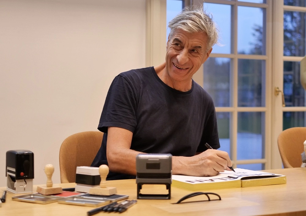 Маурицио Каттелана.