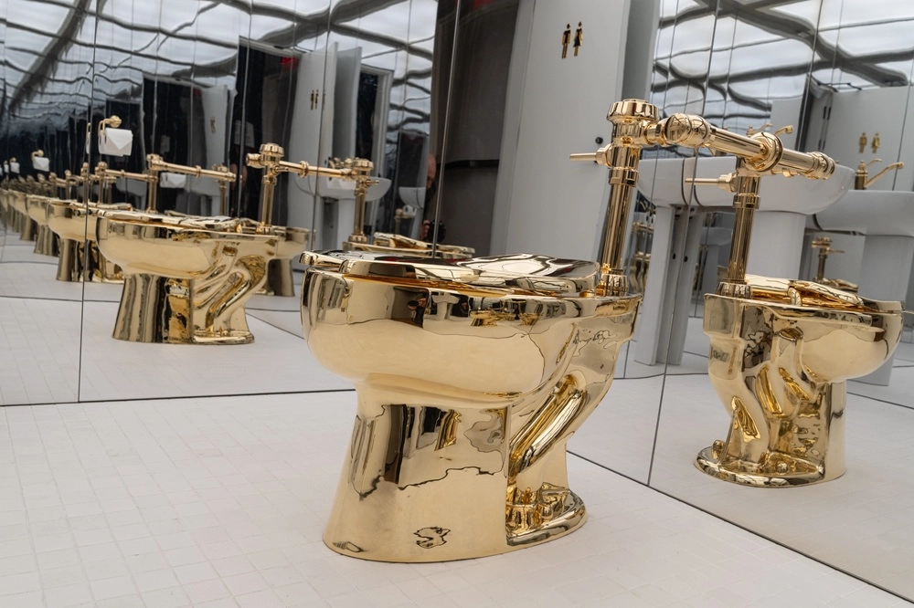 Унитаз «Америка», отлитый Маурицио Каттеланом из 101,2 кг чистого 18-каратного золота, выставлен в новой глобальной штаб-квартире аукционного дома Sotheby's на Мэдисон-авеню.