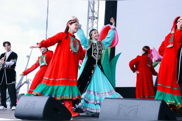 На сцене представители разных народов устроили концерт.