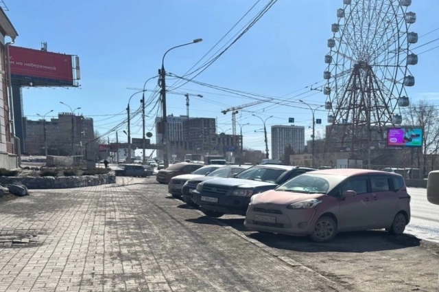 Слой камней у бордюров здесь заметно толще.