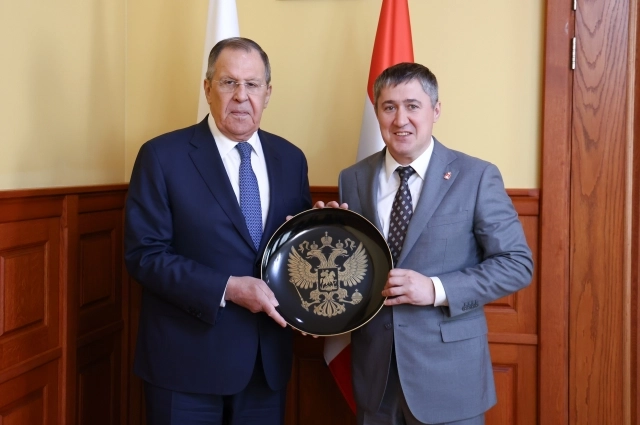 Дмитрий Махонин на память о встрече подарил Сергею Лаврову тарелку с гербом