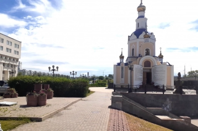 Зеленая изгородь отделяет территорию храма от университета.