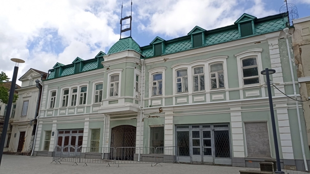 Бывший кинотеатр «Орлёнок» в центре города.
