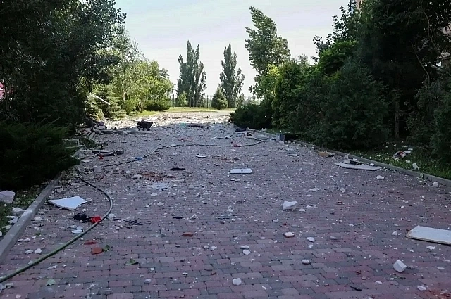 Двор жилого комплекса усеян осколками.