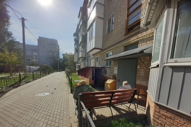Пока тепло, люди греются на солнце - в квратирах холодина.