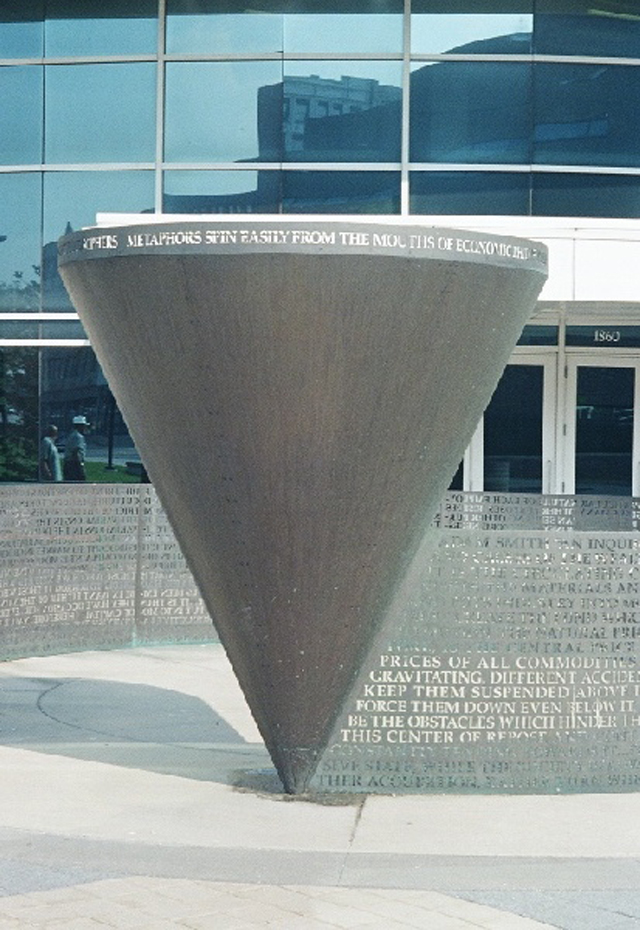 В Университете Северной Каролины в Шарлотте расположен «волчок Адама Смита».