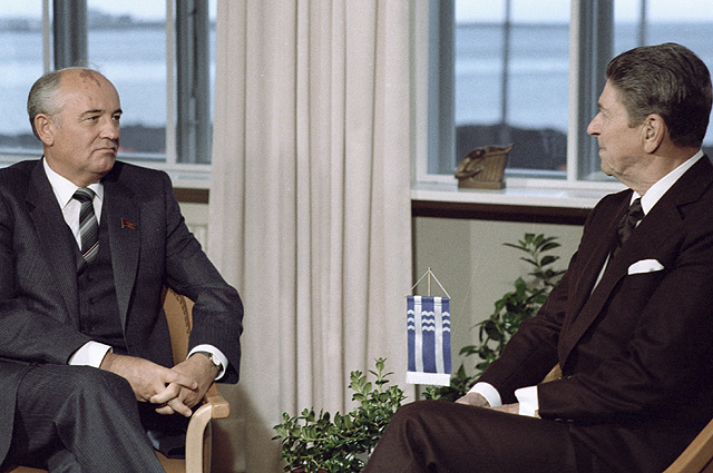Генеральный секретарь ЦК КПСС Михаил Горбачев и Президент США Рональд Рейган во время встречи на высшем уровне в Рейкьявике.