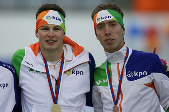 Призёры мужского забега на 5000 м во время соревнований в дивизионе А на II этапе Кубка мира по конькобежному спорту в подмосковной Коломне голландцы Свен Крамер (золотая медаль) и Йоррит Бергсма (бронза)