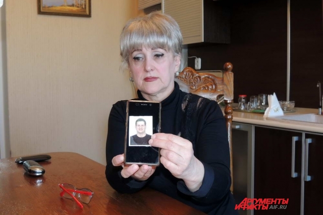 Валентина Тюхтина часто смотрит на фотографию сына, который был её единственным ребёнком.
