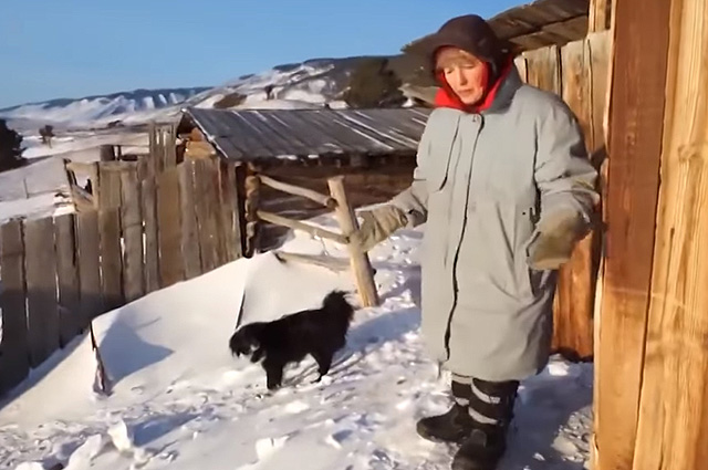 С раннего утра Любовь Мореходова успевает затопить печь, дрова наколоть, воды из озера натаскать.