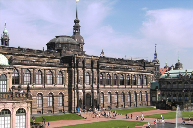Здание Дрезденской галереи в составе Цвингера.