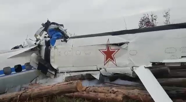 Легкомоторный самолет L-410, разбившийся в нескольких километрах от Мензелинска..