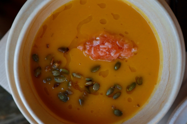 Крем-суп из тыквы с лососем.
