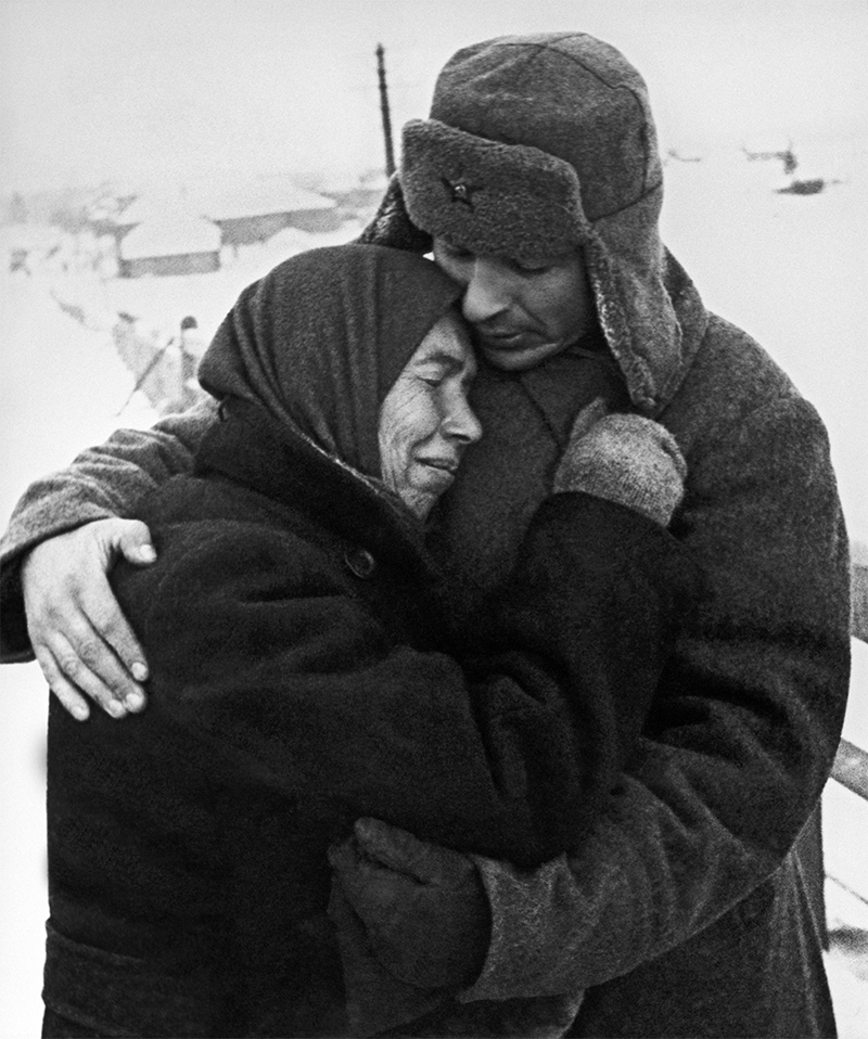 «В освобожденном селе». Женщина обнимает советского солдата после освобождения своего села в период советского контрнаступления под Москвой.