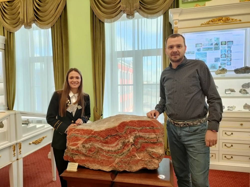 Горному музею в Петербурге геологи предприятия подарили крупный образец сильвинита из собственных выработок.