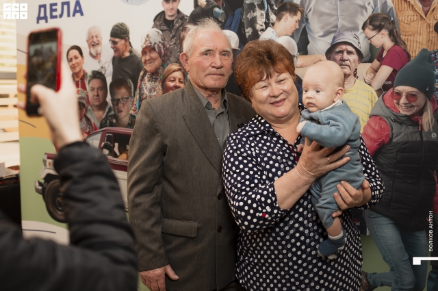 Герой фильм Метр Григорьев с супругой и правнуком.